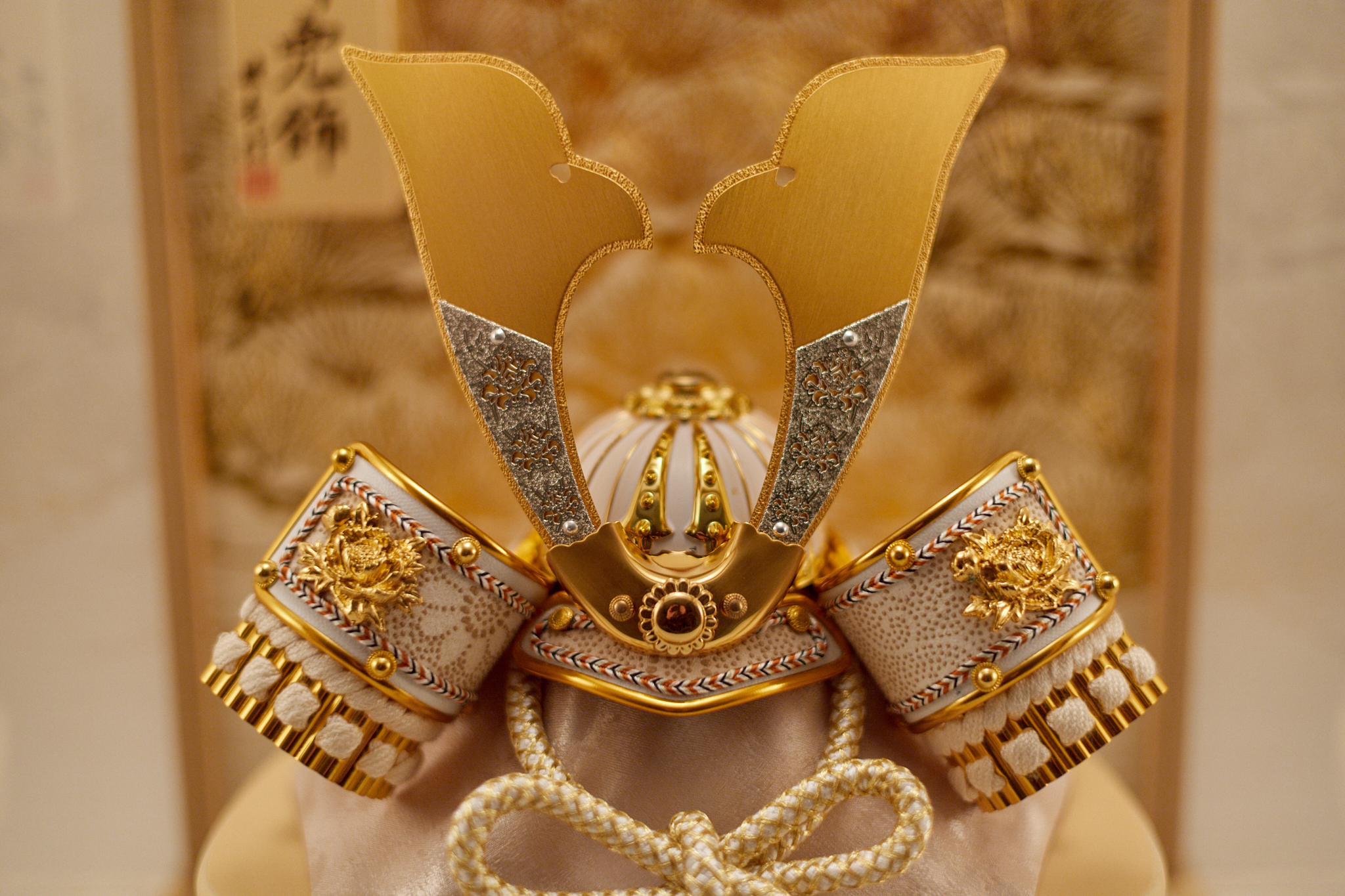 兜飾り 5号白金印伝兜ケース飾り 五月人形 茨城県ひたちなか市 節句人形専門店 人形の桜井 水戸市 那珂市 東海村 日立市 常陸太田市 常陸大宮市 大洗町 茨城町 笠間市 城里町